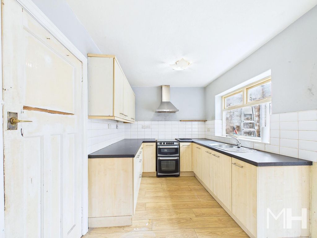 Property photo 3 of 18 Kitchen
