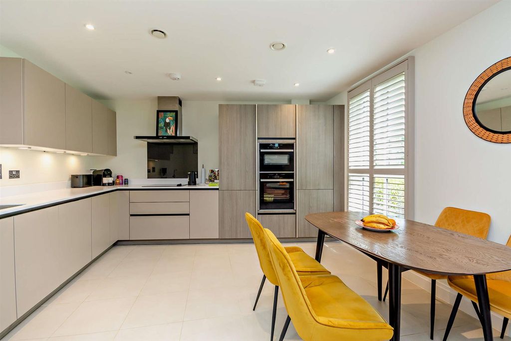 Property photo 3 of 33 8694776-Interior05-800.Jpg