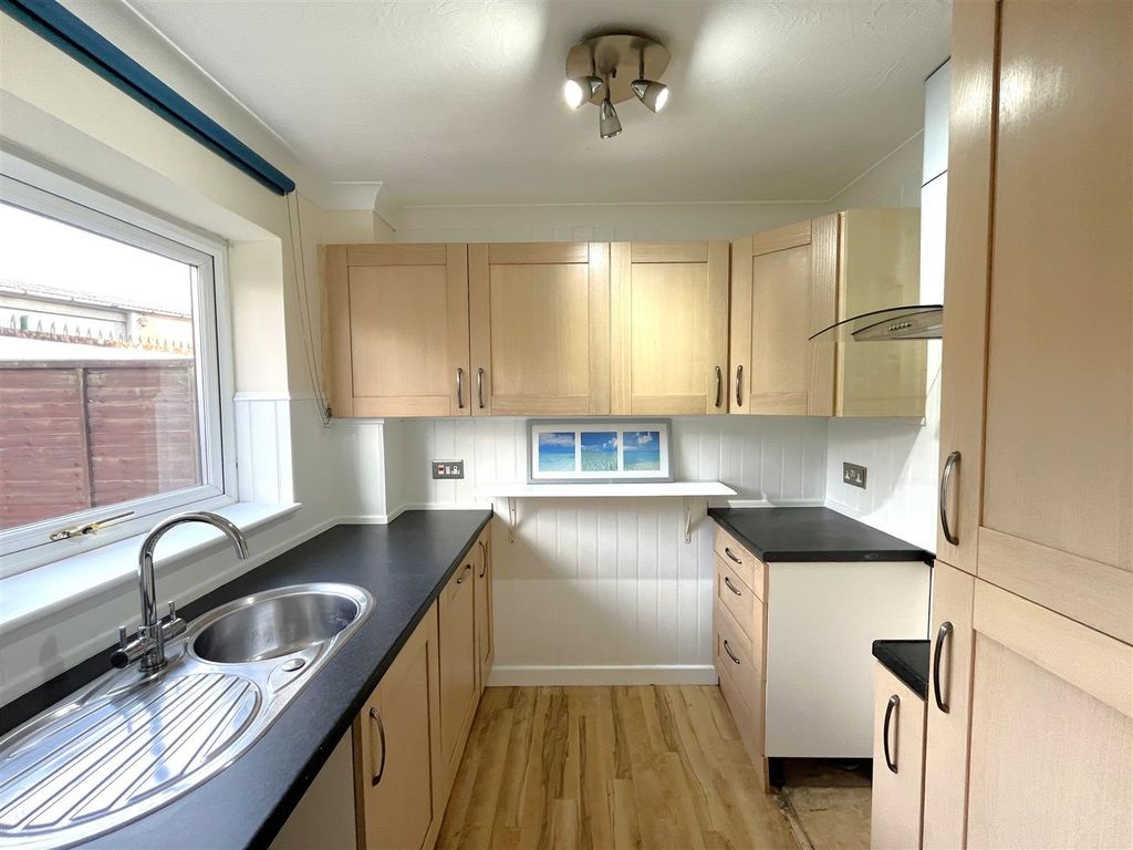 Property photo 2 of 9 Kitchen