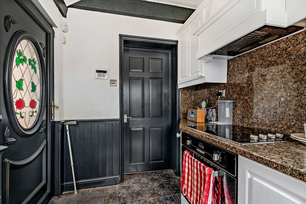 Property photo 2 of 28