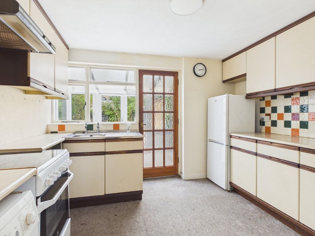Property photo 3 of 10 Kitchen