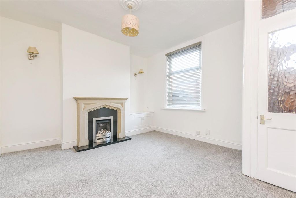 Property photo 2 of 16 Lounge