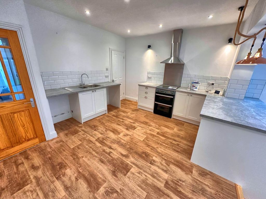 Property photo 3 of 18 Kitchen 3