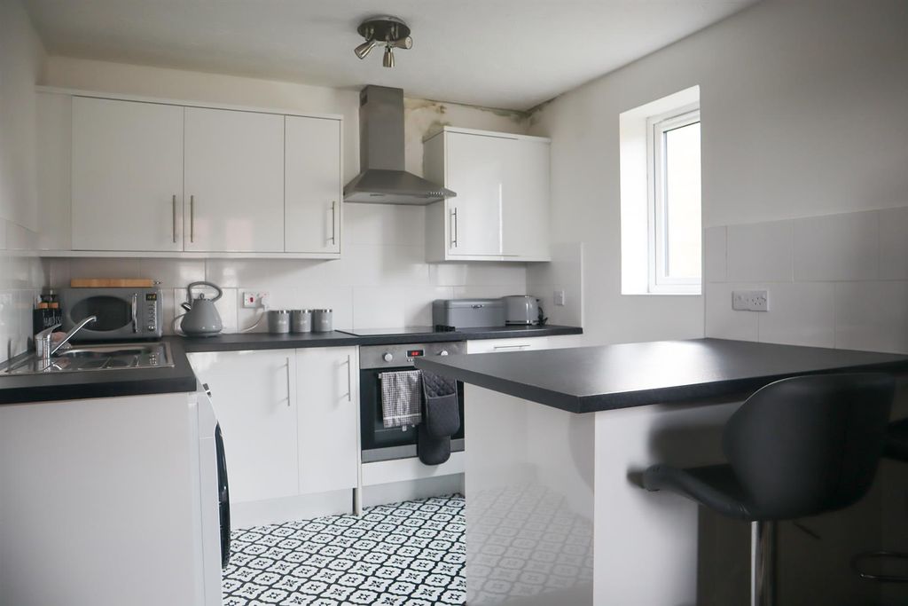 Property photo 2 of 10 Kitchen
