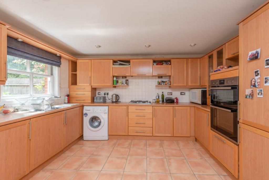Property photo 1 of 11 Kitchen