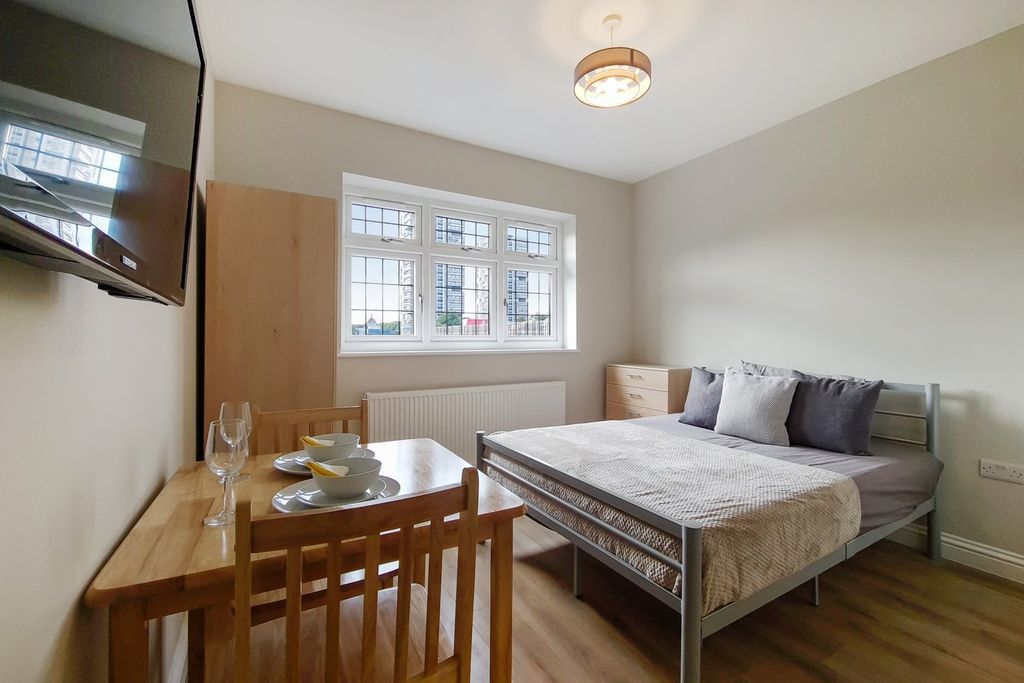 Property photo 1 of 3 Studio 5