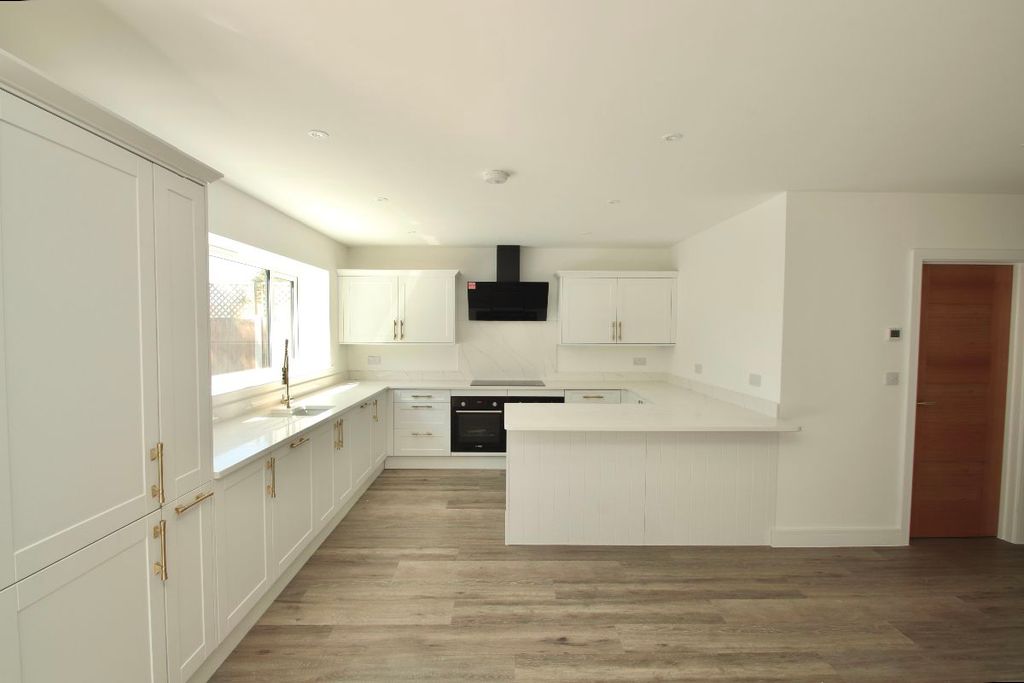 Property photo 2 of 32