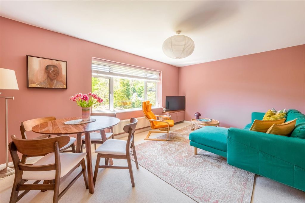 Property photo 2 of 13 95 Cliveden Close-4.Jpg