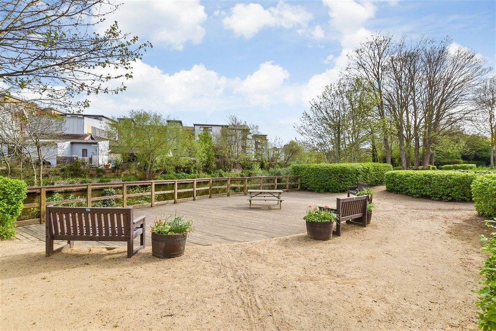 Property photo 3 of 10 Communal Gardens