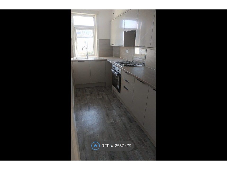 Property photo 3 of 9 Kitchen