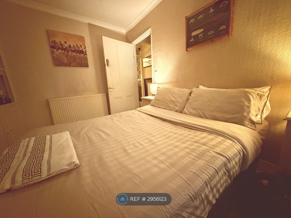 Property photo 2 of 31 Bedroom - Different Bedding