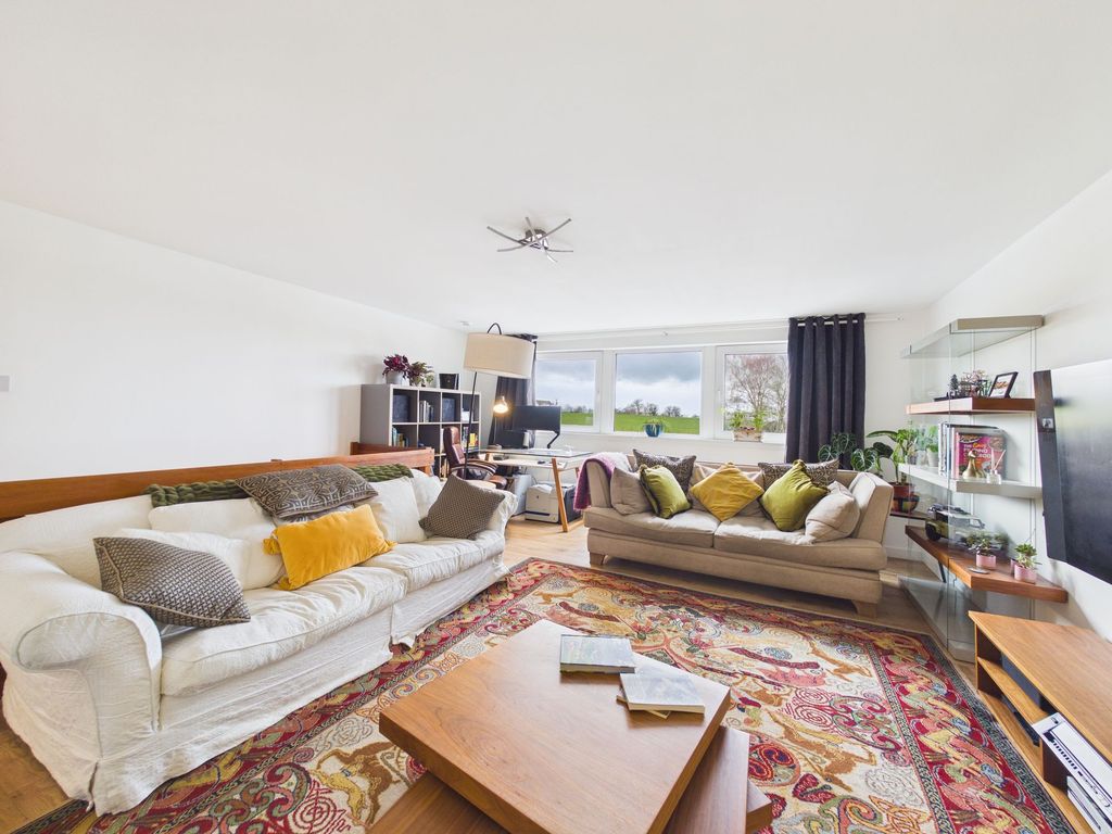 Property photo 3 of 18 Lounge