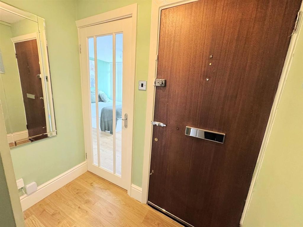 Property photo 3 of 11 Entrance Hall