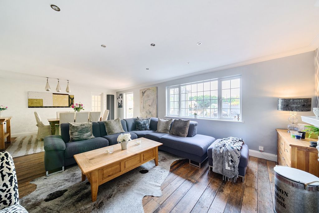 Property photo 2 of 19 Sitting/Dining Room