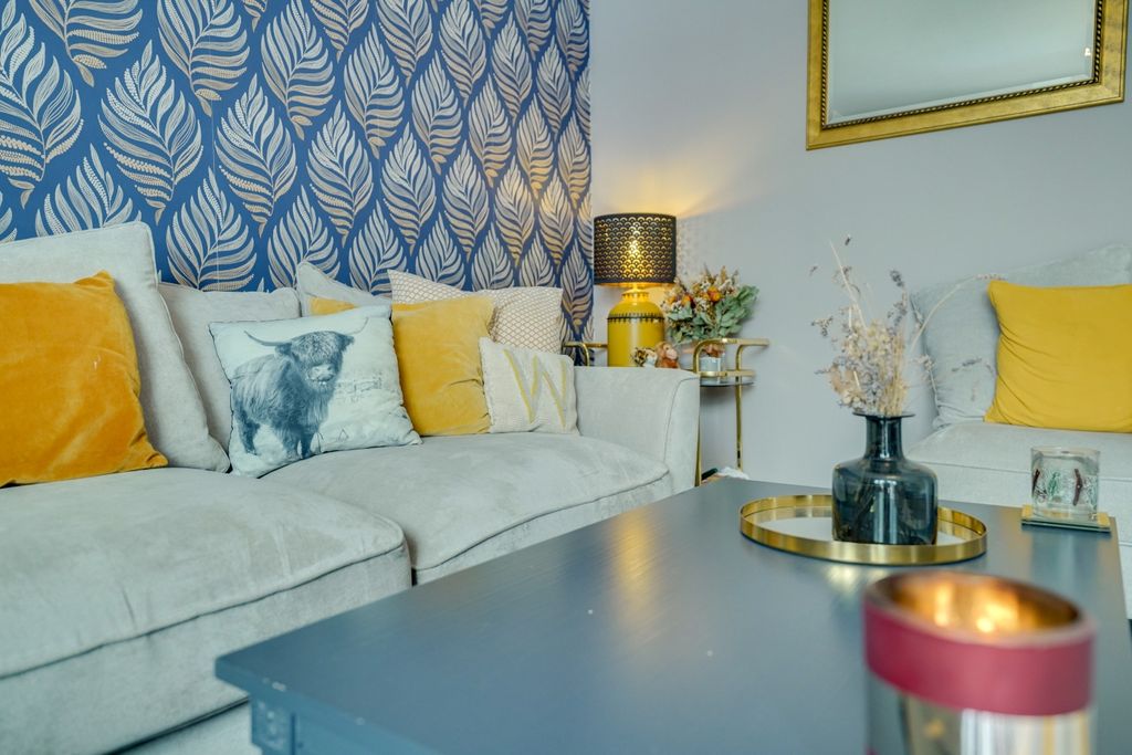 Property photo 1 of 12 Lounge