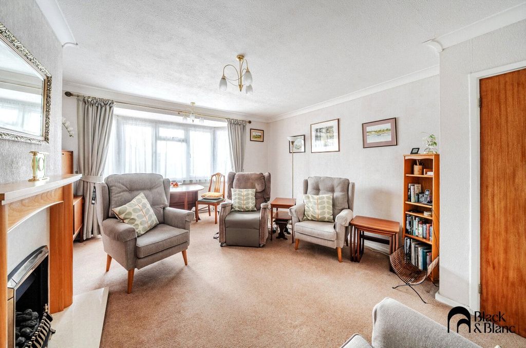 Property photo 3 of 18 Living Room