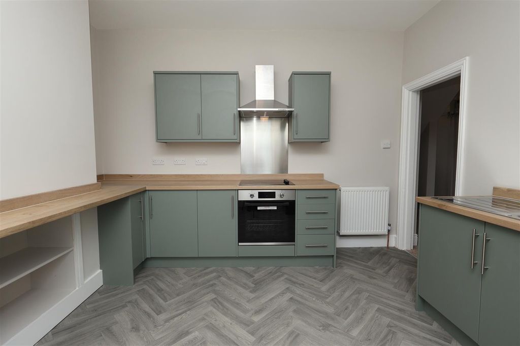 Property photo 3 of 11 Kitchen