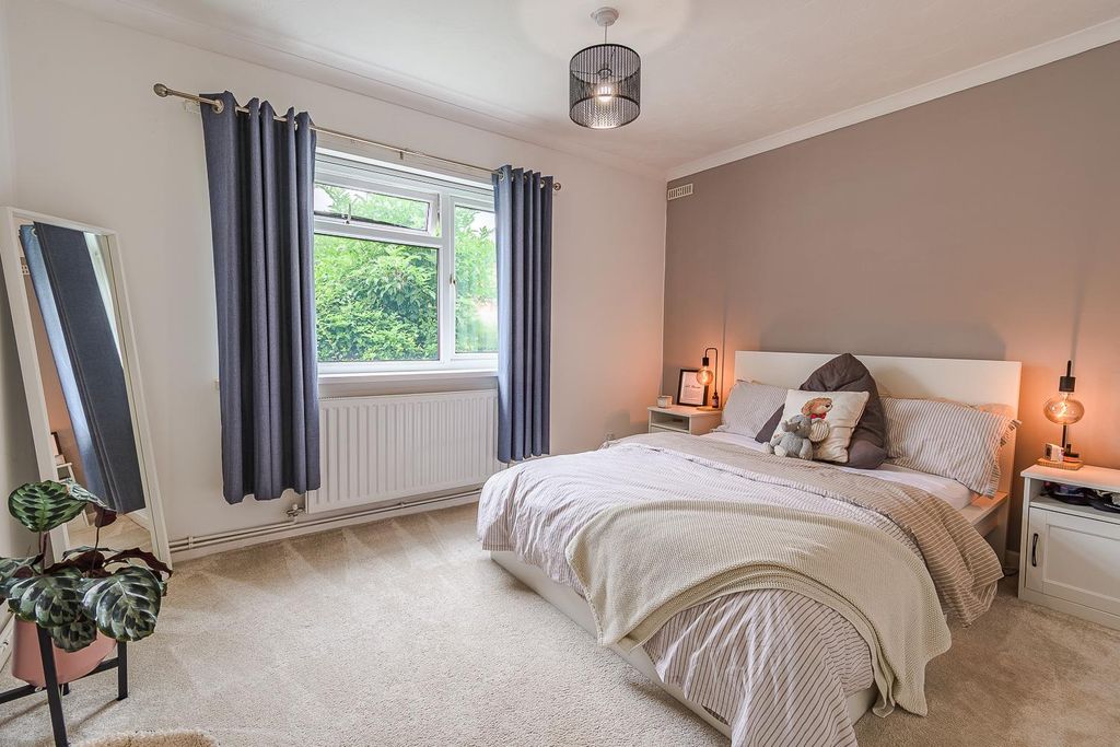 2 bed flat for salePontypridd Road, Barry CF62 photo 4