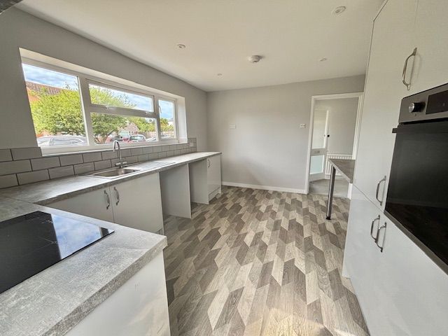 Property photo 3 of 11 Kitchen