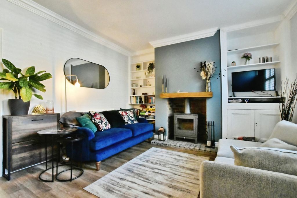 Property photo 3 of 17 Lounge