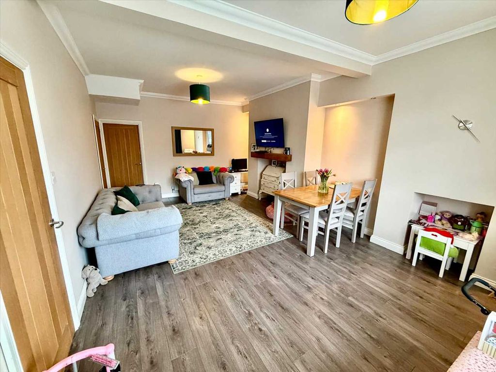 Property photo 3 of 17 Lounge