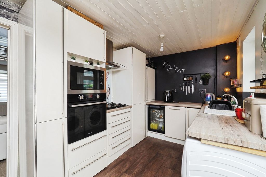 Property photo 2 of 17 Fitted Kitchen