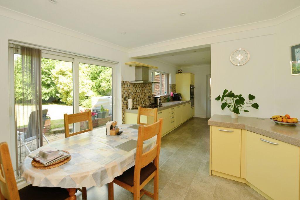 Property photo 3 of 17 Kitchen