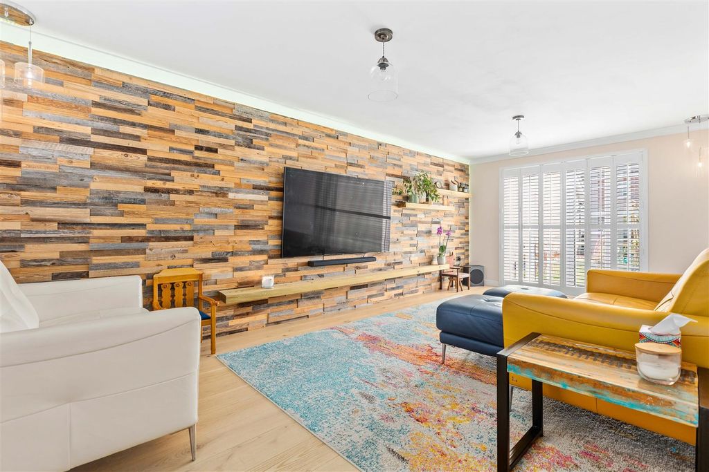 Property photo 3 of 31 Lounge