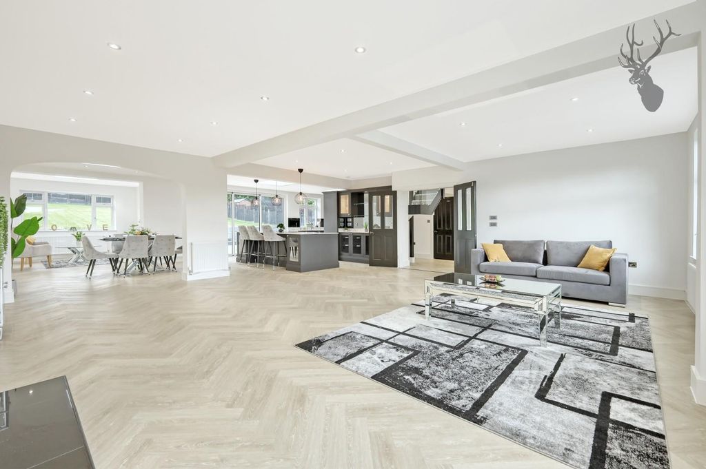 Property photo 2 of 34