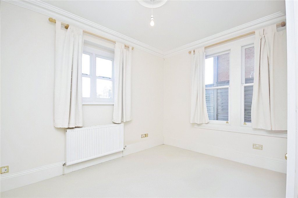 Property photo 2 of 6 Bedroom