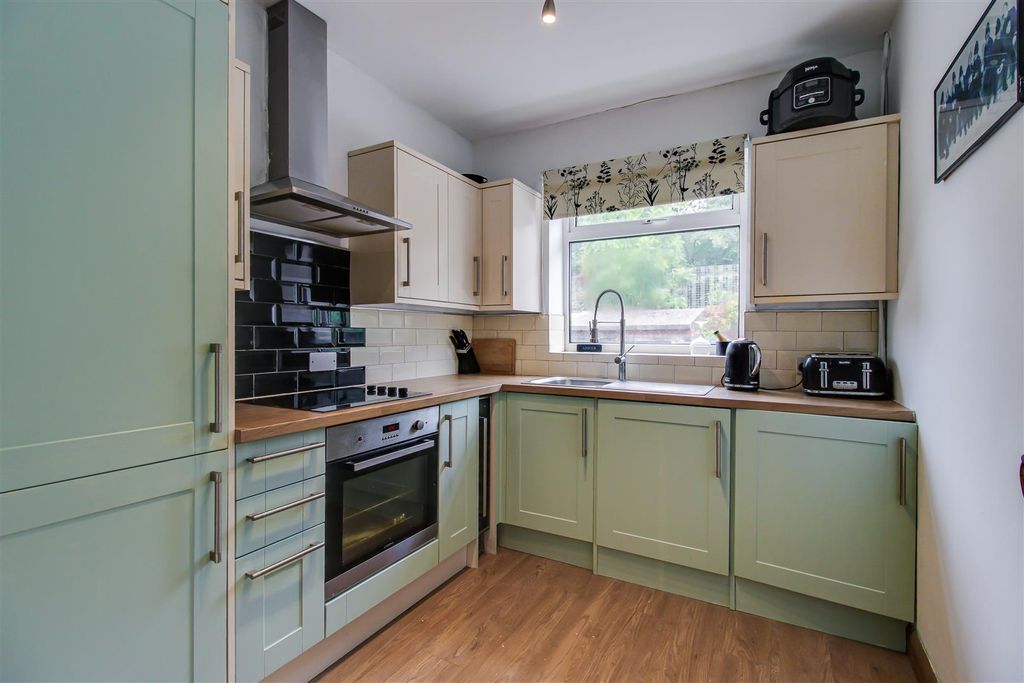Property photo 3 of 10 Kitchen