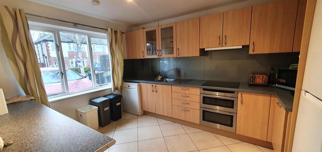 Property photo 3 of 16 Kitchen - 5 Perne Avenue.Jpg