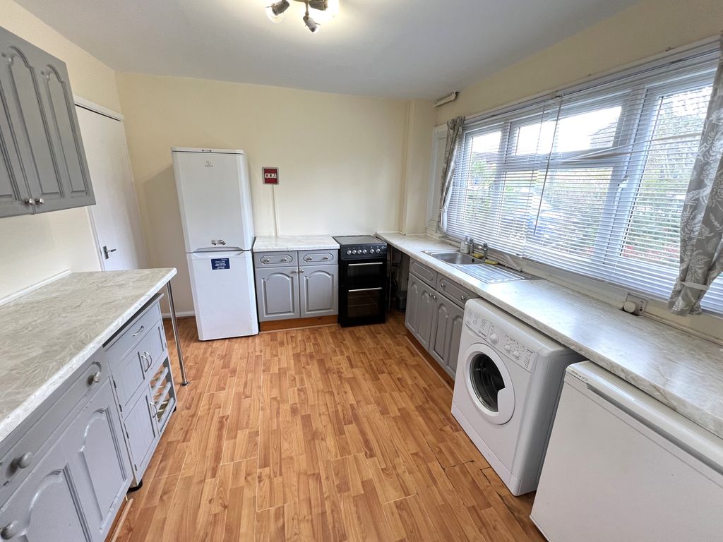 Property photo 3 of 8 Kitchen