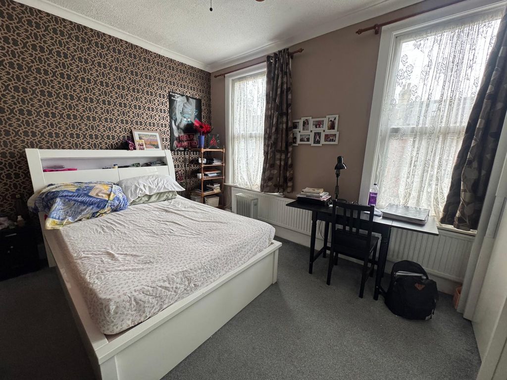 Property photo 1 of 6 Two Bedroom Flat Between Manor Park And Ilford
