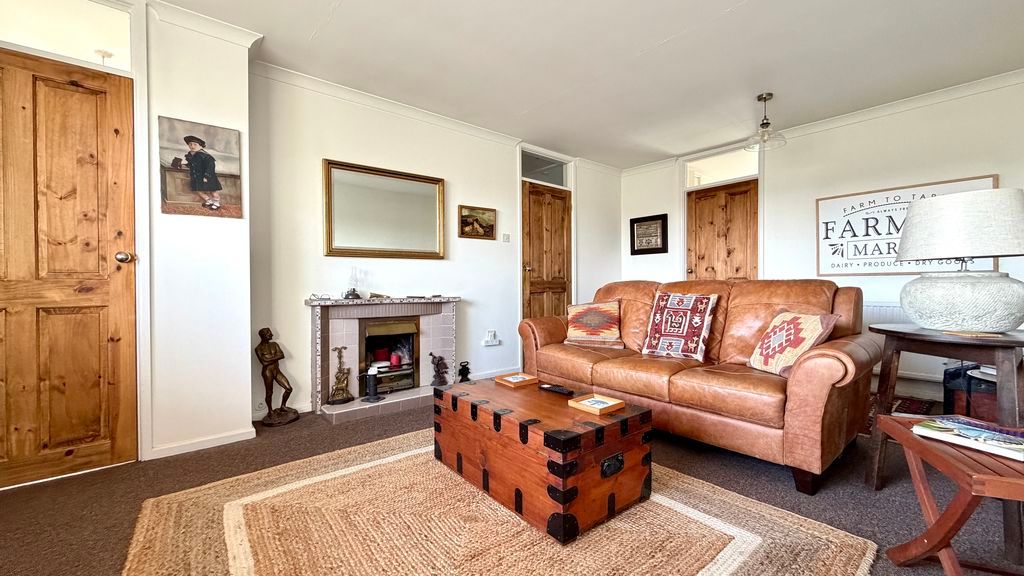 Property photo 2 of 11 Sitting Room