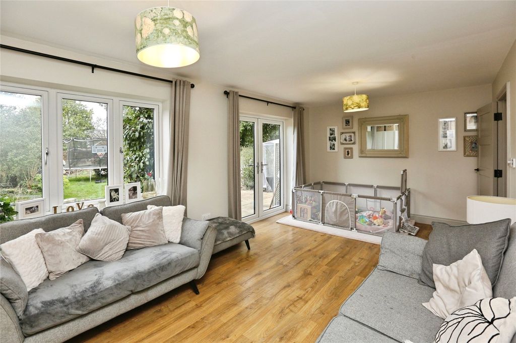 Property photo 3 of 16 Picture No. 12