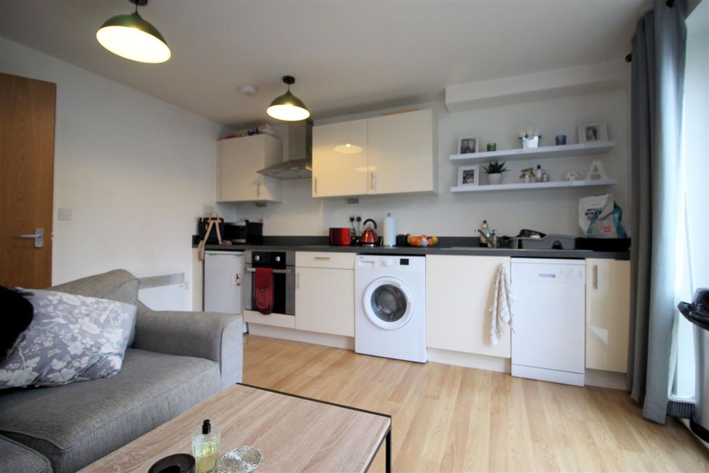 Property photo 3 of 6 Reception/Kitchen