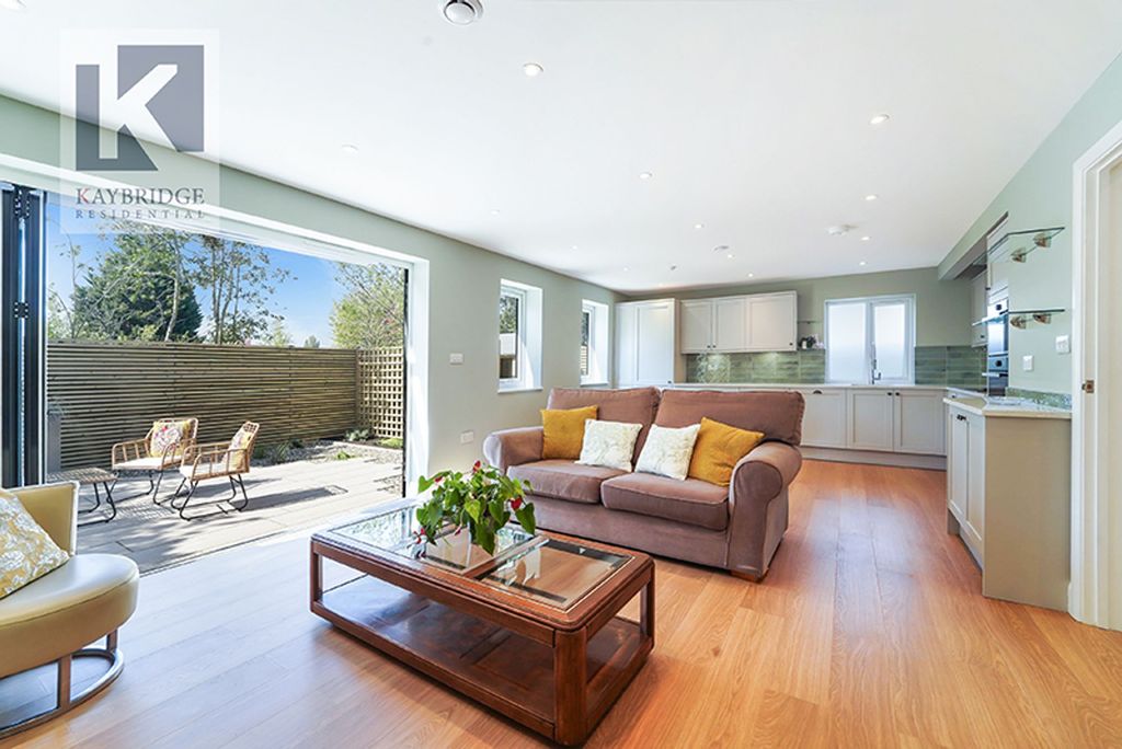 Property photo 2 of 11 Riverview Road Kt19 0Jq