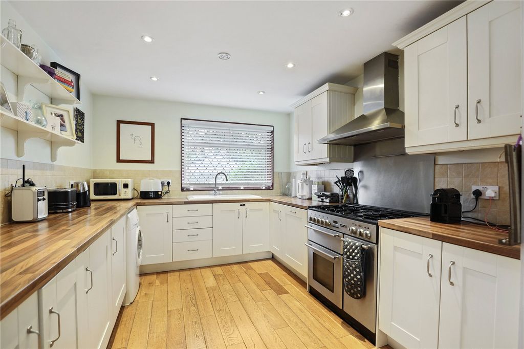 Property photo 3 of 10 Kitchen