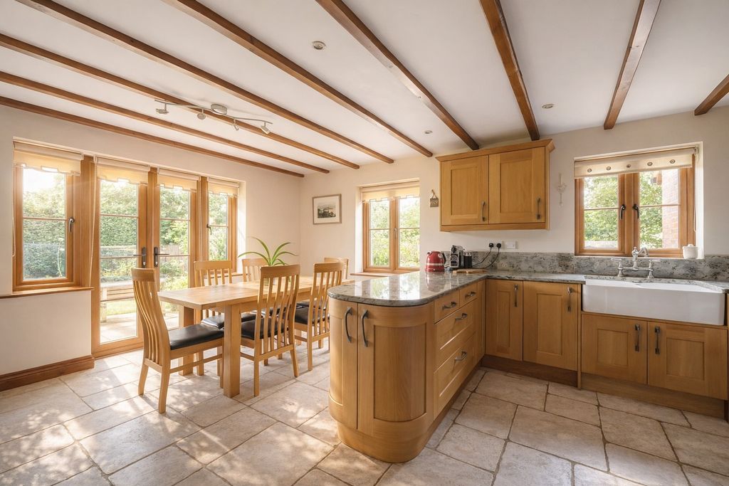 Property photo 3 of 21 Kitchen/Breakfast Area