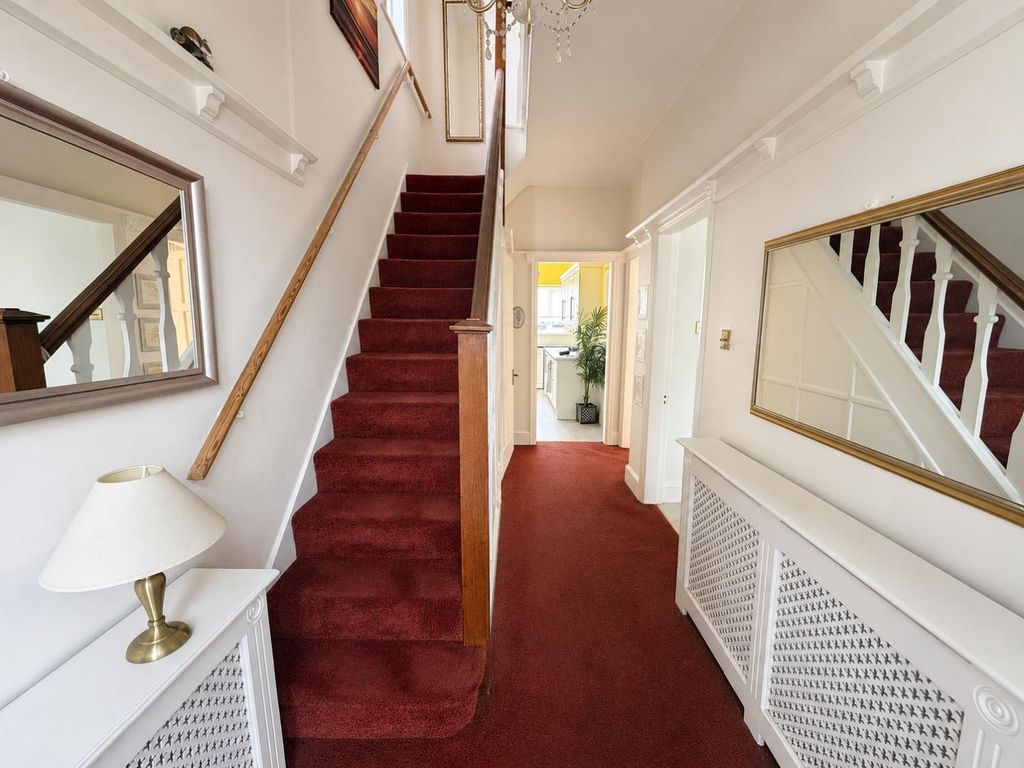 Property photo 2 of 14 Hallway
