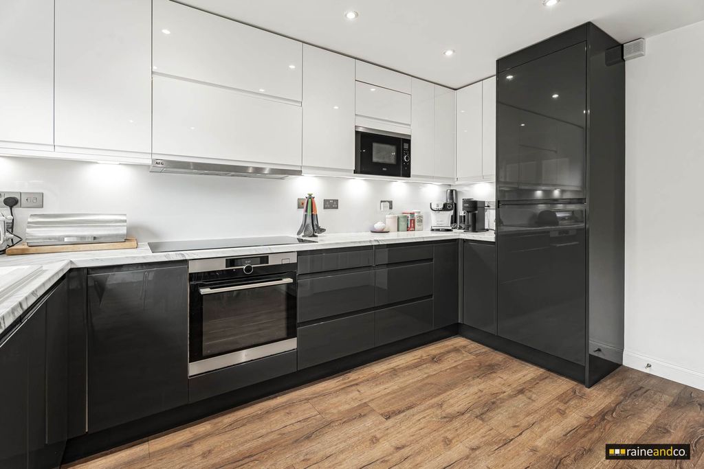 Property photo 2 of 33