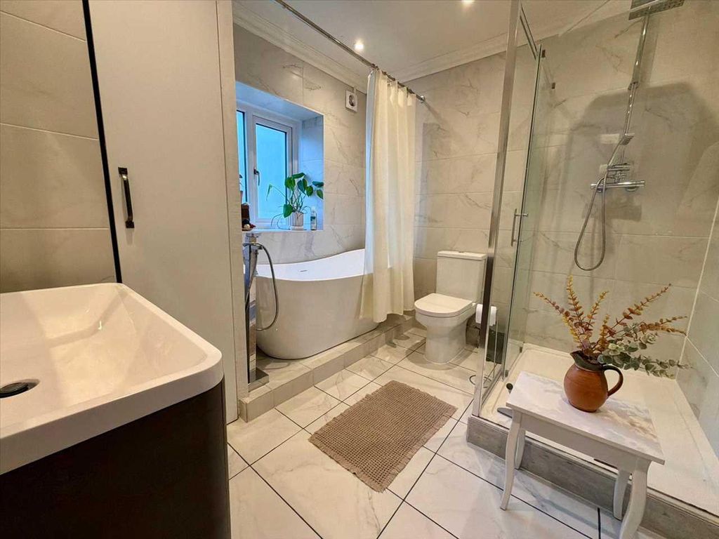 Property photo 2 of 25