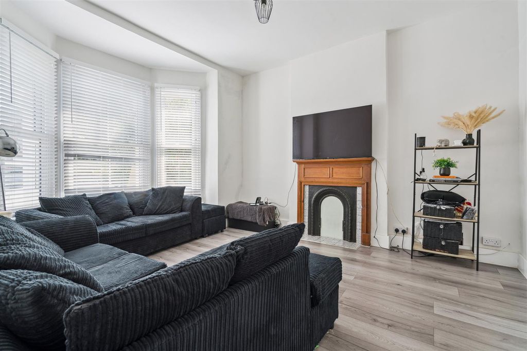 Property photo 1 of 13 462 Merton Road Sw18 Reception 1.Jpg
