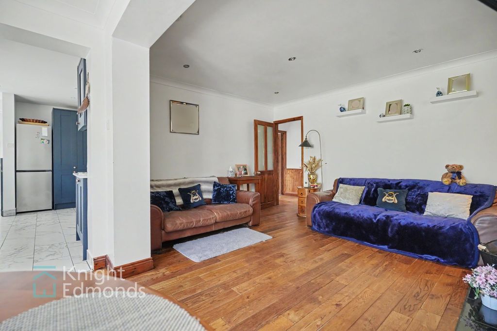 Property photo 1 of 19 Lounge