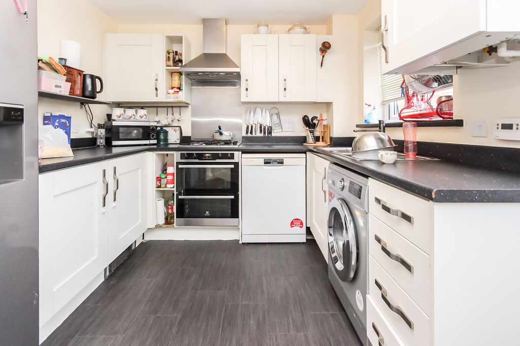 Property photo 2 of 9 Kitchen