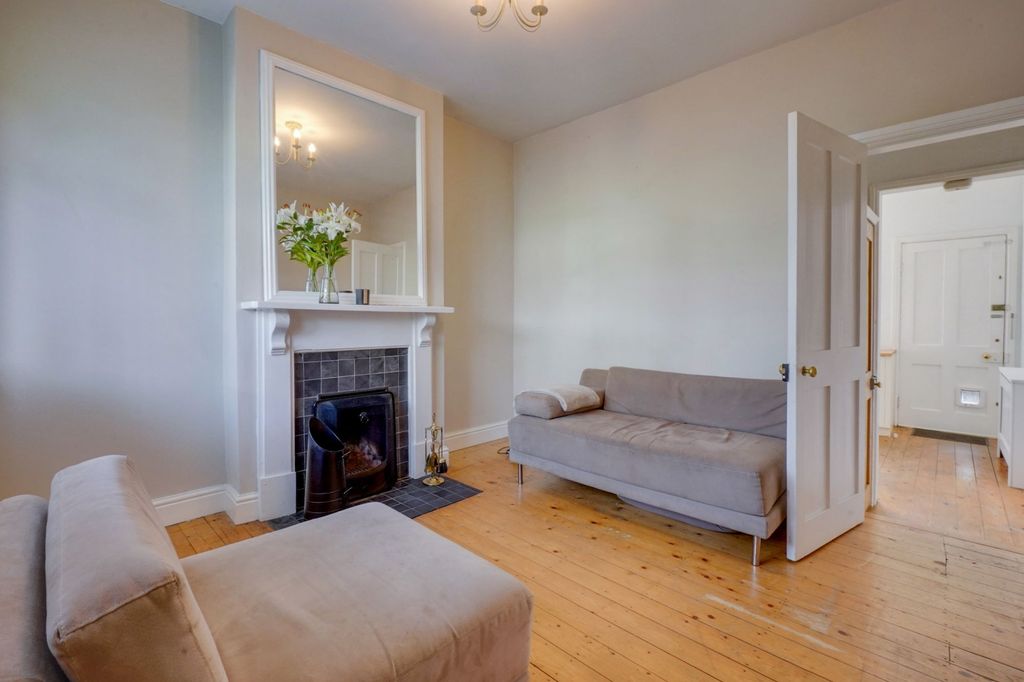 Property photo 2 of 25