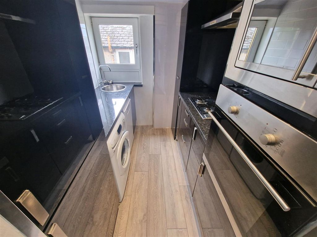 Property photo 3 of 18 Kitchen