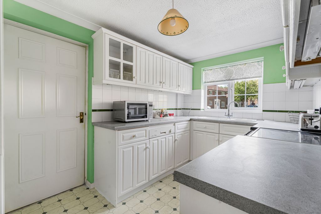 Property photo 3 of 10 Kitchen