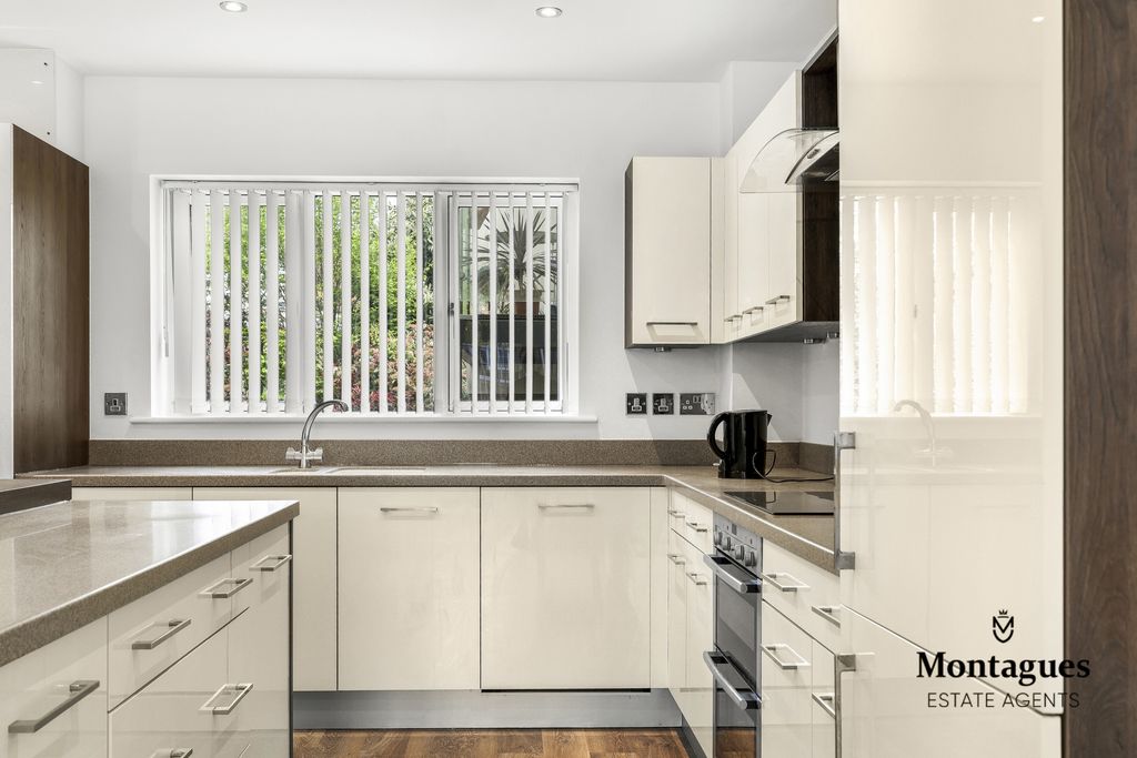Additional image 9 of 2 bed flat for saleCentre Drive, Epping CM16